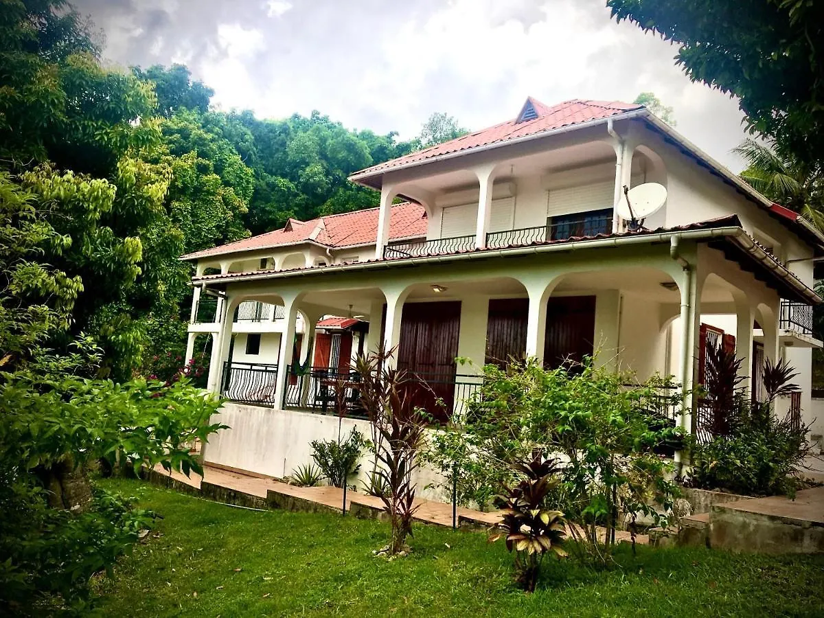Guest house La Canopee Enchantee, Chambres D'Hotes, Piscine, Proche Aeroport, Gare Maritime Les Abymes