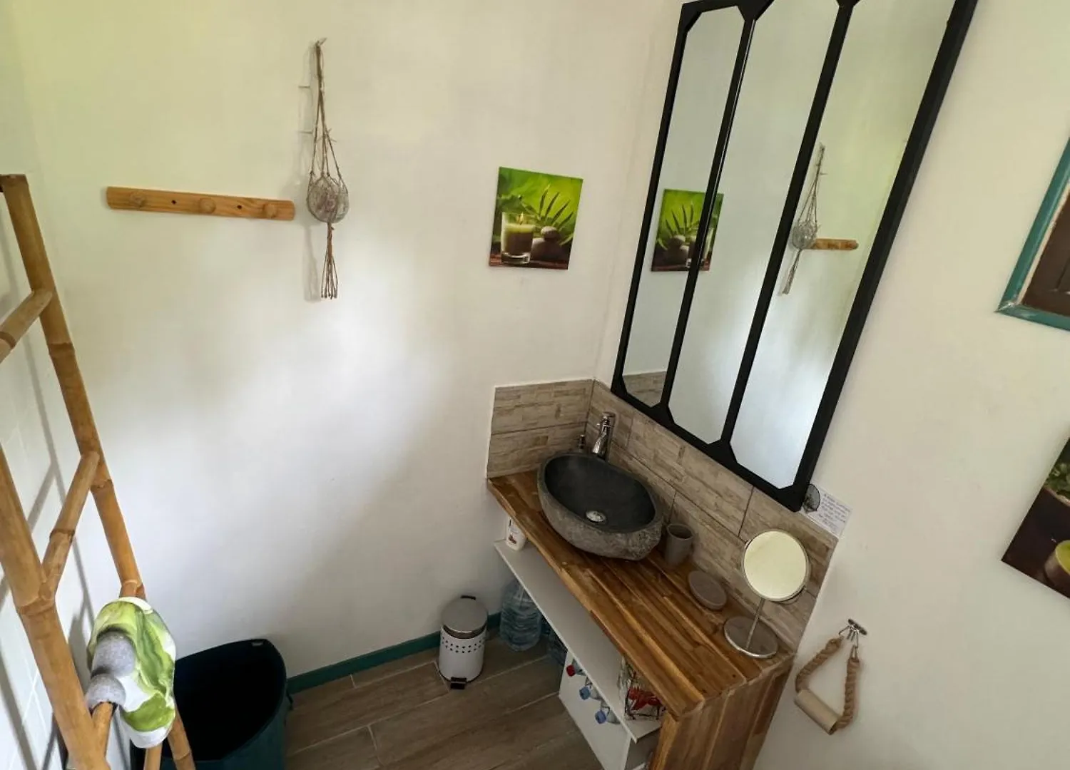 Guest house La Canopee Enchantee, Chambres D'Hotes, Piscine, Proche Aeroport, Gare Maritime Les Abymes